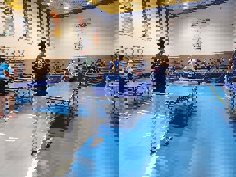 סטודנטים משחקים פינג פונג