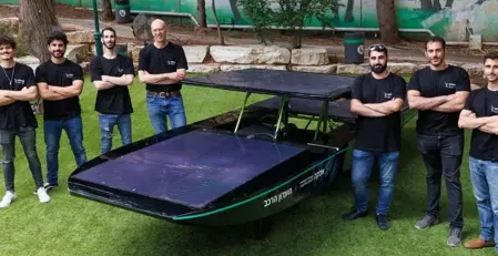 חברי מועדון הרכב הסולארי. צילום: רונן טופלברג