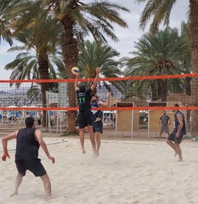 סטודנטים משחקים פוציבולי