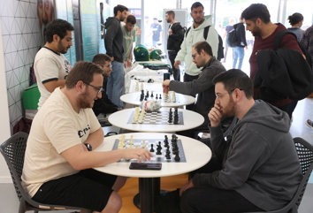 סטודנטים משחקים שחמט