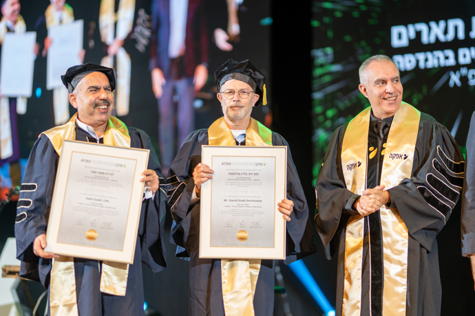 מר דוד (דדי) פרלמוטר ורו"ח סאמי סעדי עם נשיא המכללה, פרופ' עמי מויאל, במעמד קבלת תוארי עמיתי הכבוד