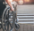 אדם עם כיסא גלגלים